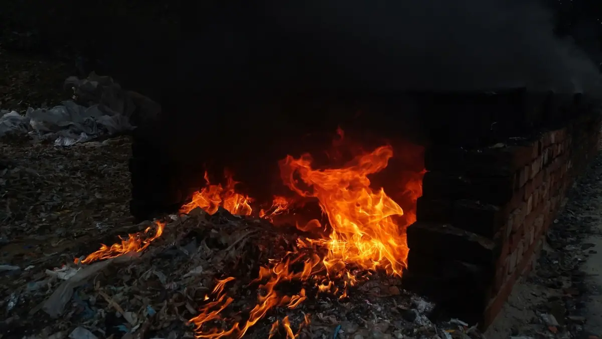 Ilustrasi membakar sampah. (Unsplash)