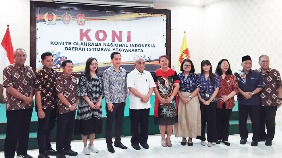 Ketua Umum KONI DIJ Paku Alam X bersama para mitra di Aula KONI DIJ, Jumat (3/7). (Rizky Wahyu/Radar Jogja)