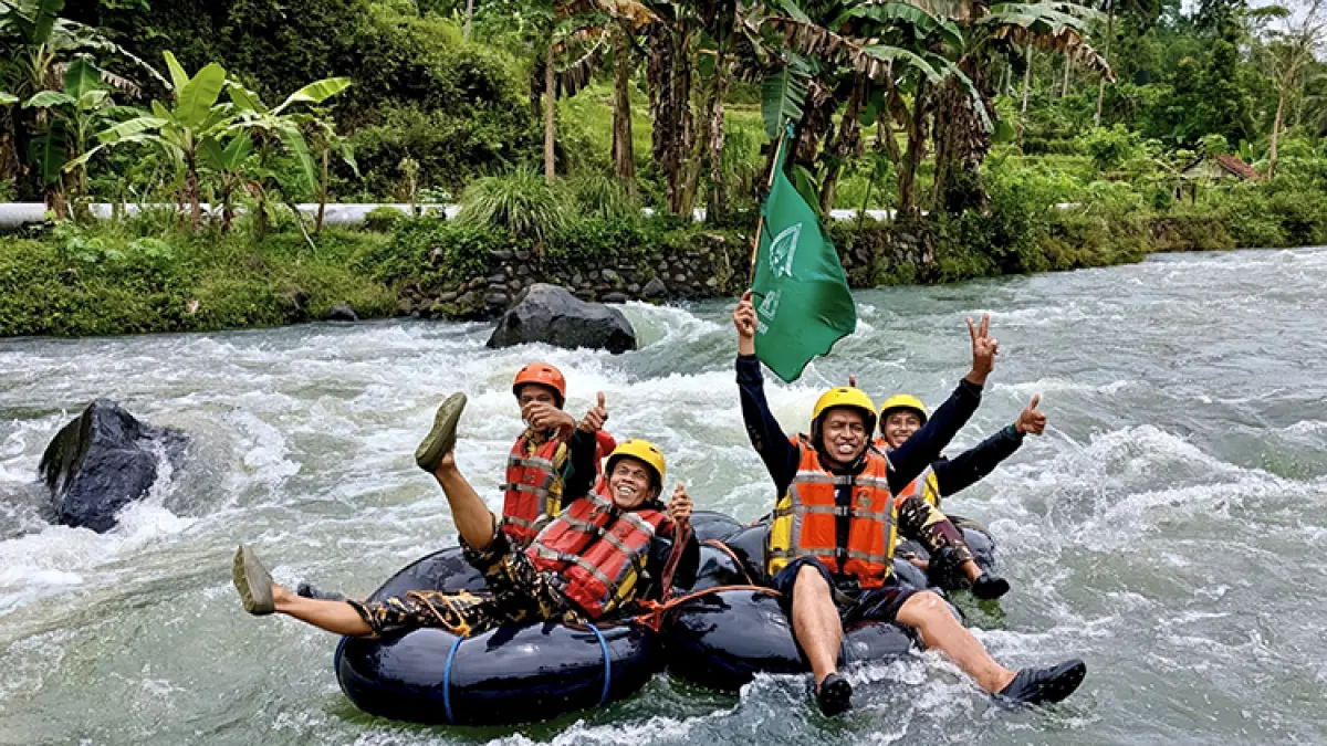 MENANTANG: Pengunjung menikmati sensasi susur sungai atau river tubing yang mengandalkan aliran air dari Waduk Wadaslintang. (Foto: Dokumentasi Pemdes Sendangdalem)