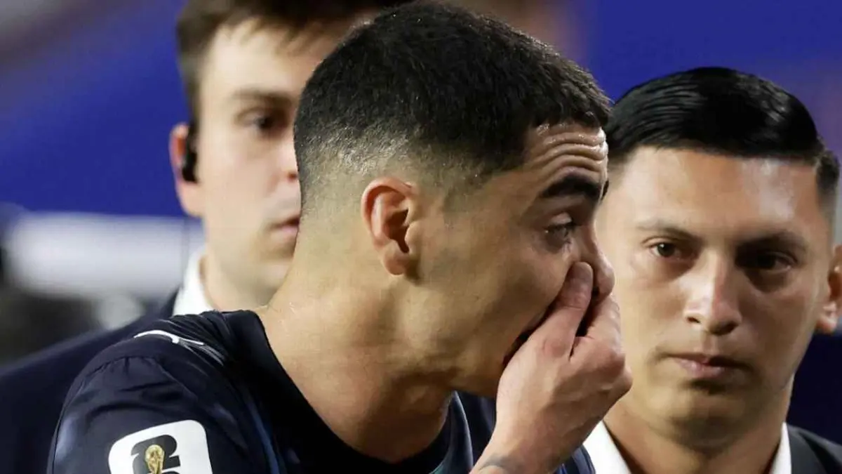 Miguel Almiron dari Paraguay adalah pemain pertama yang diusir di Piala Dunia karena aturan baru FIFA terkait menutup mulut saat berbicara dengan lawan.