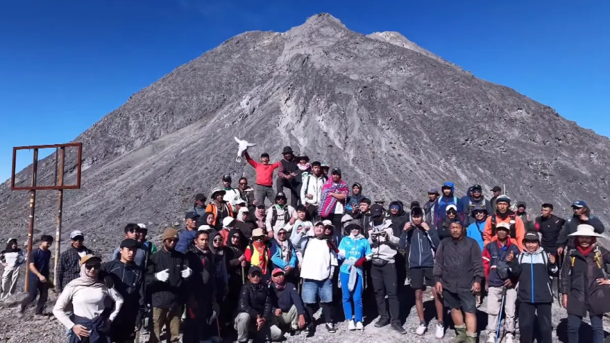 NEKAT MENDAKI: Sekelompok warga lereng Merapi melakukan pendakian via Selo, Boyolali, Jawa Tengah. (IG/laharbara)