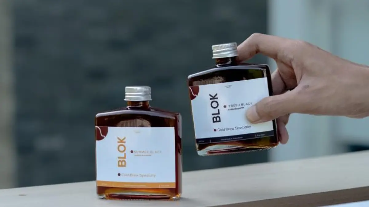 Penggagas Kopi Blok sedang menunjukkan prodaknya.