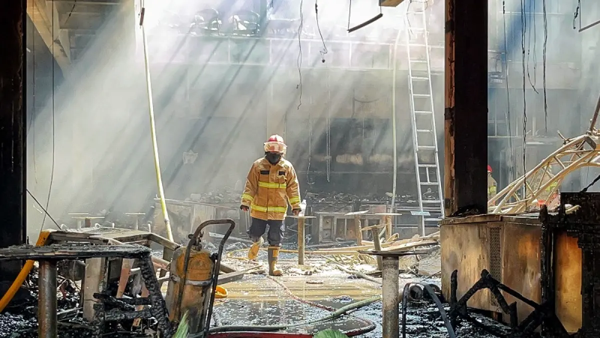 Petugas pemadam kebakaran memeriksa kondisi di dalam bangunan saat proses pendinginan setelah kebakaran yang melanda sebuah tempat biliar dan kafe di Jalan Kolonel Sugiyono, Kota Jogja, Jumat (3/7/2026). Foto: Guntur Aga Tirtana/Radar Jogja.