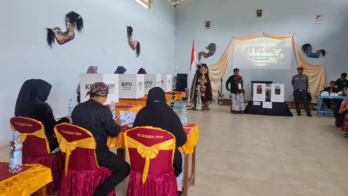 SALURKAN SUARA: Warga mendatangi lokasi TPS pada Pemilu 2024 lalu. (Naila Nihayah/Radar Jogja)