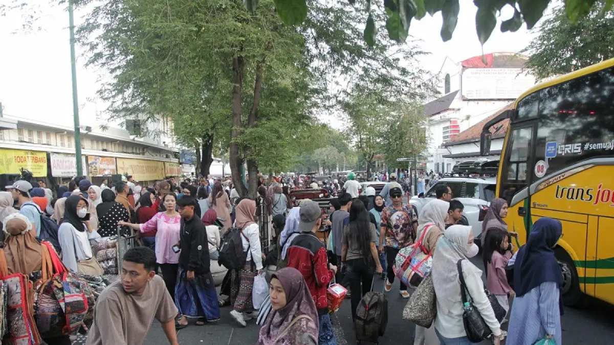 Wisatawan memadati kawasan Malioboro saat libur sekolah di Kota Jogja, Jumat (3/7/2026). Pemkot Jogja masih terus mematangkan penerapan konsep Malioboro Full Pedestrian karena masih menemukan sejumlah persoalan. Foto: Guntur Aga Tirtana/Radar Jogja