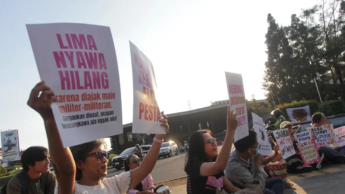 Suara Ibu Yogyakarta menggelar aksi damai dan diskusi publik bertajuk "Liburan Tetap Melawan" di kawasan Bundaran UGM, Sleman, kemarin (3/7). Dalam aksi tersebut, mereka menyuarakan sejumlah persoalan yang terjadi di Indonesia, salah satunya terkait meninggalnya peserta dalam latihan militer KDMP