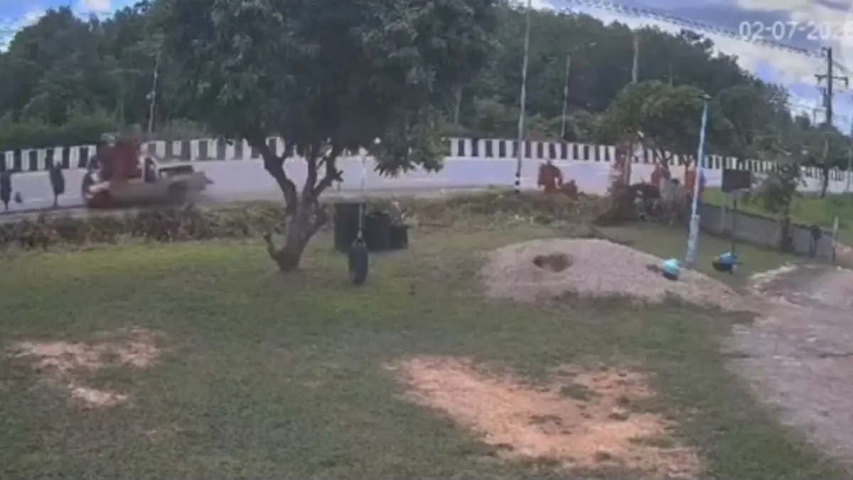 Detik-detik 10 biksu Buddha tewas setelah truk pick-up yang dikemudikan seorang anak berusia 11 tahun menabrak rombongan biksu yang tengah berjalan kaki di jalur pindapata di Provinsi Mukdahan, Thailand timur laut, Kamis (2/7/2026).&nbsp;