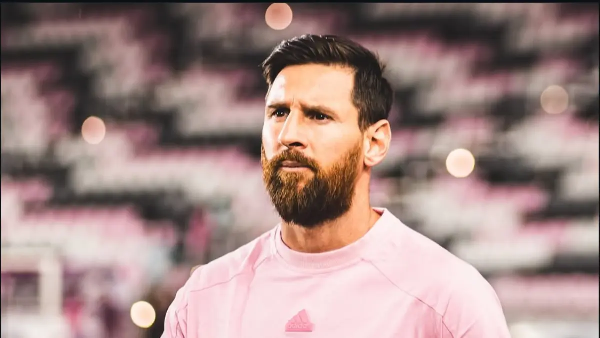 Lionel Messi tampak mengenakan jersey Inter Miami berwarna merah muda dengan tatapan fokus saat berada di lapangan. (Instagram Lionel Messi)