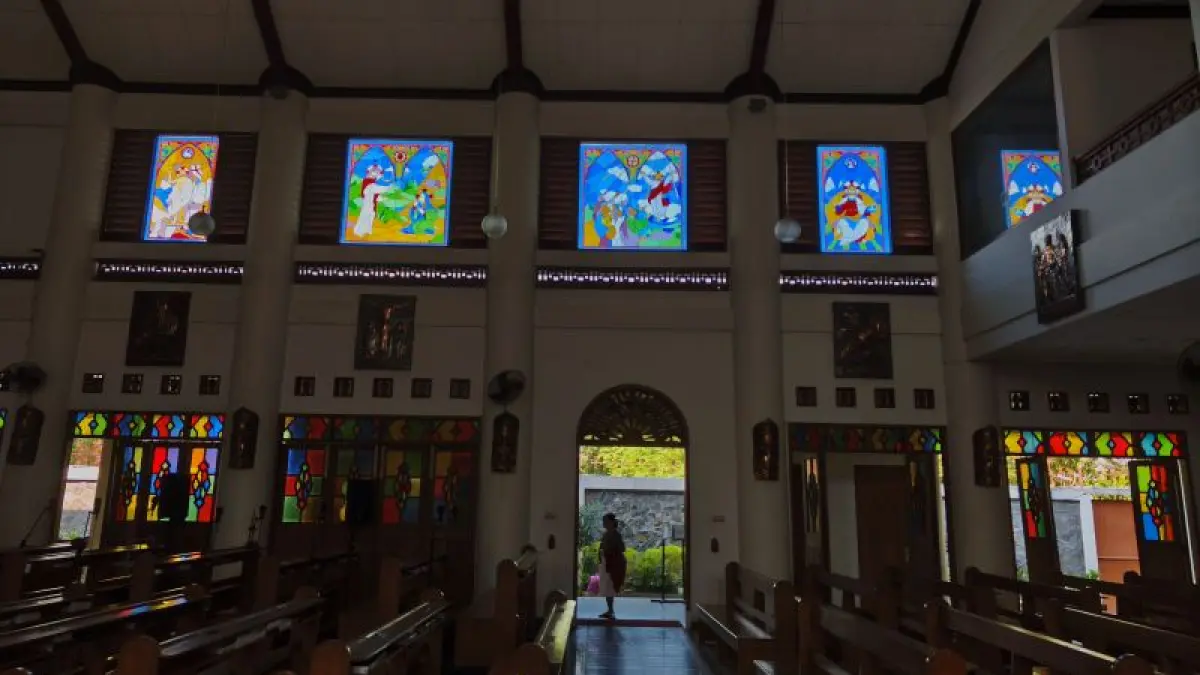 MEDIA CERITA: Rangkaian gambar kaca patri di Gereja Katolik Kristus Raja Baciro yang&nbsp;digunakan untuk menggambarkan kisah. (Fahmi&nbsp;Fahriza/Radar Jogja)