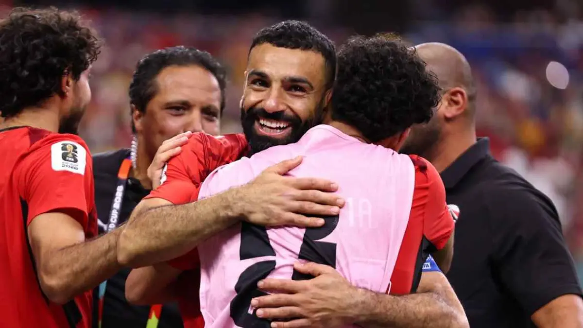 Mohamed Salah dan para pemain dan staff kepelatihan Mesir rayakan kemenangan atas Australia untuk memastikan tiket babak 16 besar Piala Dunia 2026.