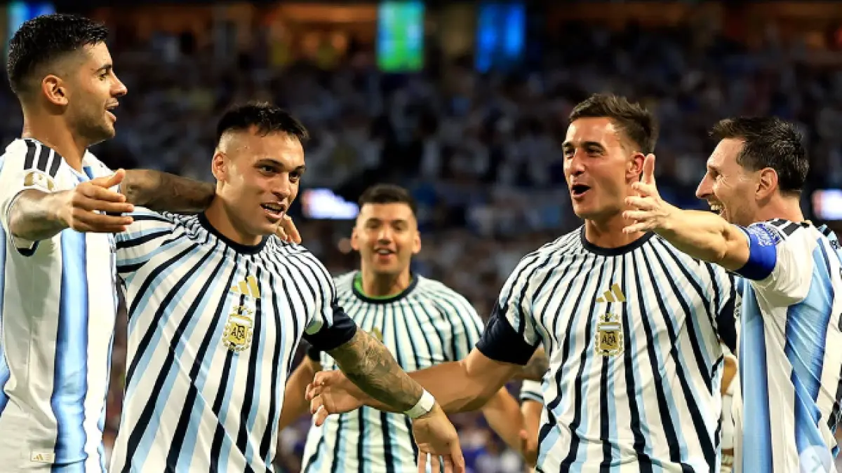 Para pemain Argentina rayakan kemenangan atas Tanjung Verde untuk memastikan tiket babak 16 besar Piala Dunia 2026.