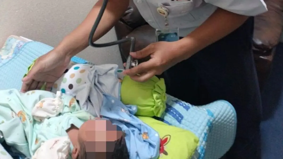 PASTIKAN AMAN: Petugas kereta api saat memeriksa kondisi bayi yang ditemukan di toilet kereta relasi Jogja-Surabaya.&nbsp;(Dokumentasi Humas KAI Daop 6)