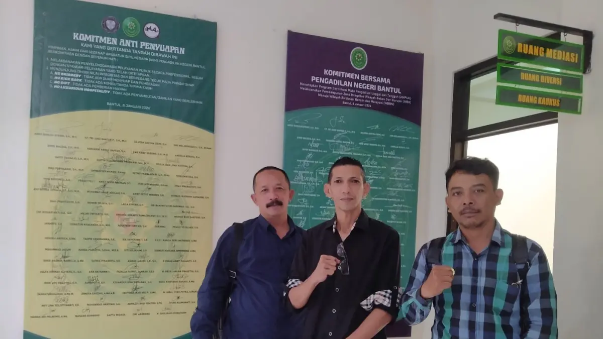 Penggugat Abi Husni diapit kuasa hukumnya saat keluar dari ruang sidang mediasi, Rabu (1/7/2026). (ISTIMEWA)