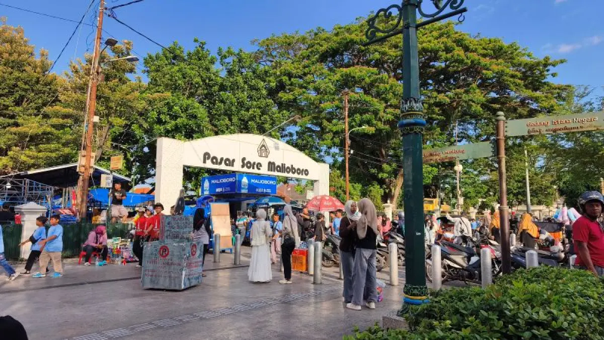 PUSAT KOTA: Para wisatawan mengunjungi Jalan Malioboro di wilayah tengah DIY. Namun kini, ada pergeseran tren pemilihan hotel yang tak hanya berpusat di tengah kota. (Fahmi&nbsp;Fahriza/Radar Jogja)
