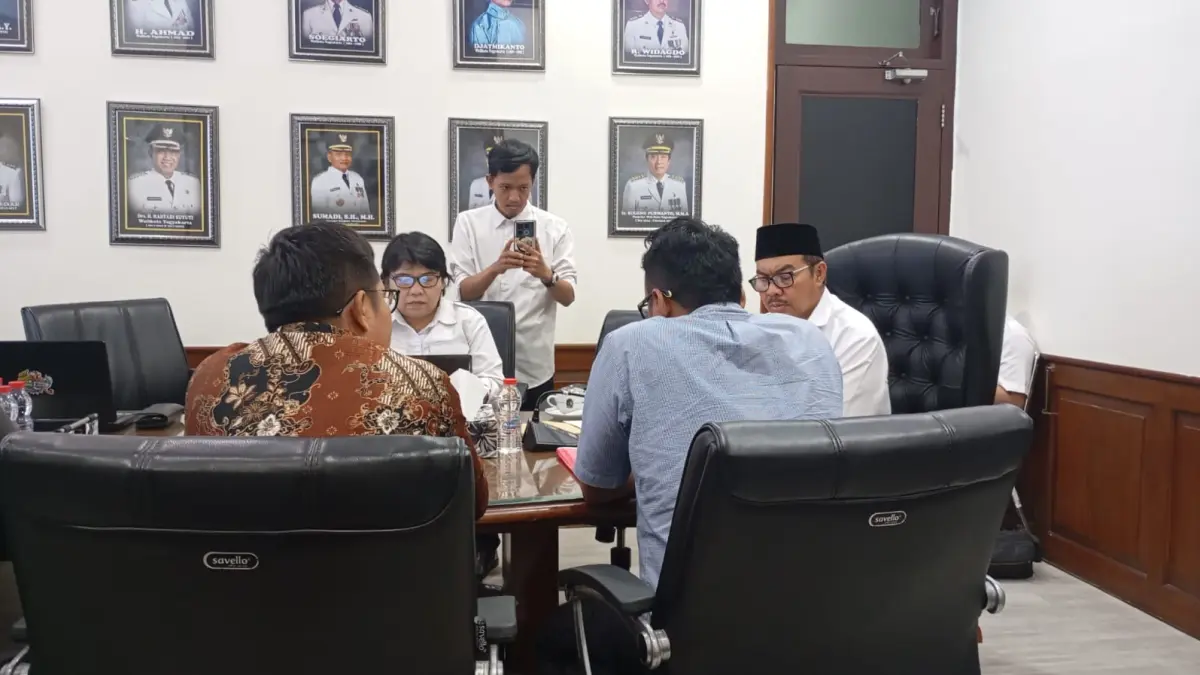 WADUL : Keluarga korban kasus dugaan kekerasan seksual terhadap anak di Kelurahan Sorosutan, Umbulharjo saat berkonsultasi dengan Wali Kota Jogja Hasto Wardoyo di agenda open house, Rabu (24/6/2026) lalu. (IWAN NURWANTO/RADAR JOGJA)