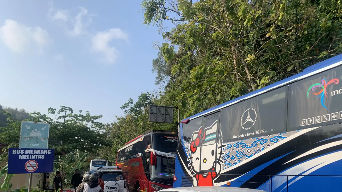 Bus Melintasi Jalur Nonbus di Jalan Menuju Pantai 