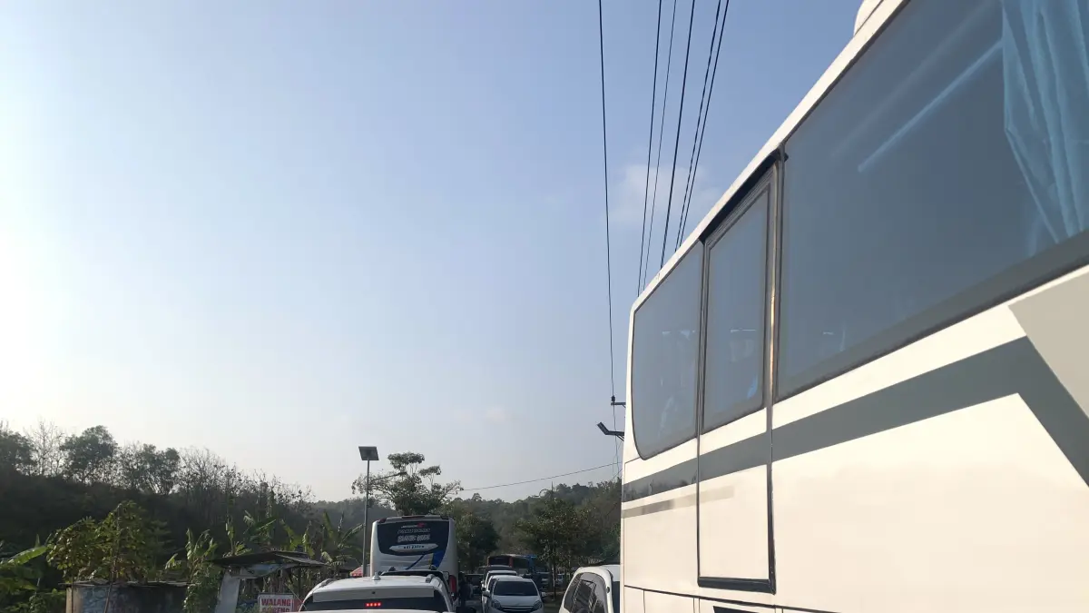 Kemacetan di jalur pantai menuju Pantai Indrayanti