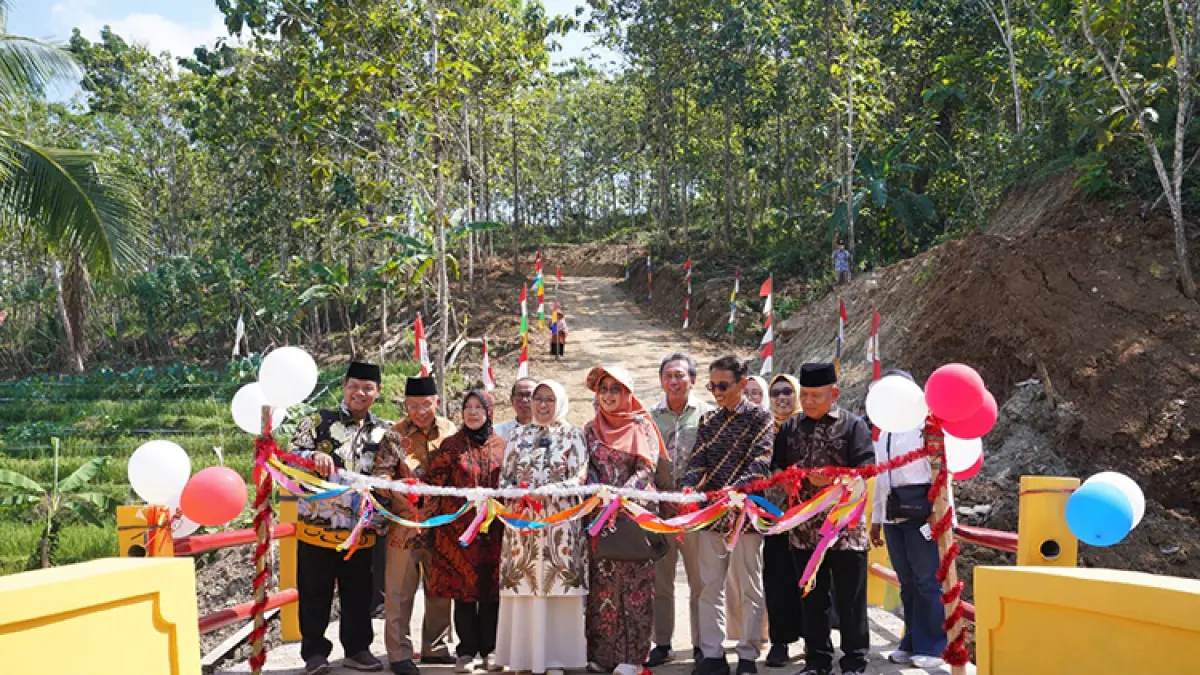 PEDULI KAMPUNG HALAMAN: Peresmian Jembatan Siti Sudar yang dibangun secara mandiri oleh keluarga perantauan sukses asal Desa Plumbon, Kecamatan Karangsambung, Kebumen. (Foto: Dokumentasi Prokopim Kebumen)