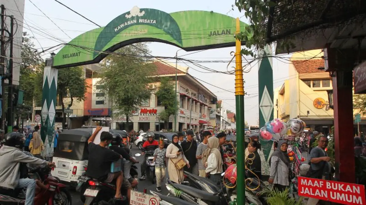 Portal berwarna hijau dan kuning terpasang di Jalan Pajeksan, salah satu jalan sirip kawasan Malioboro, Kota Jogja, Minggu (5/7/2026). FOTO: GUNTUR AGA TIRTANA/RADAR JOGJA