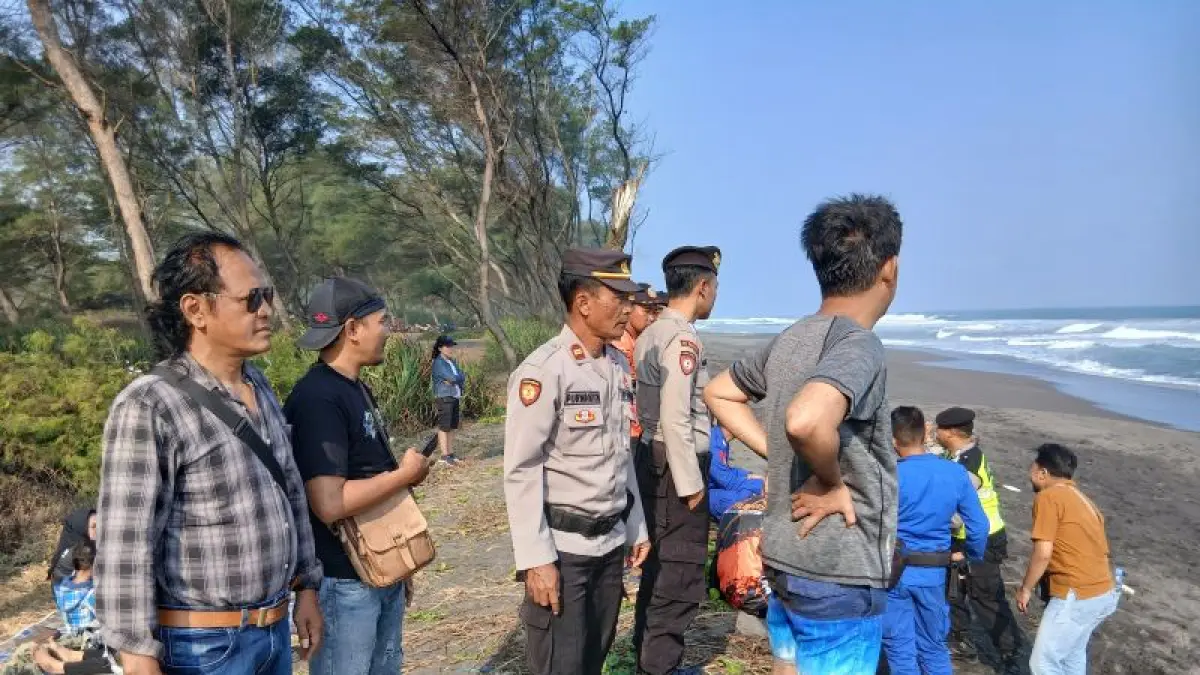 PROSES PENCARIAN: Para petugas sedang mencari korban di Pantai Goa Cemara. Dokumentasi Polres Bantul.