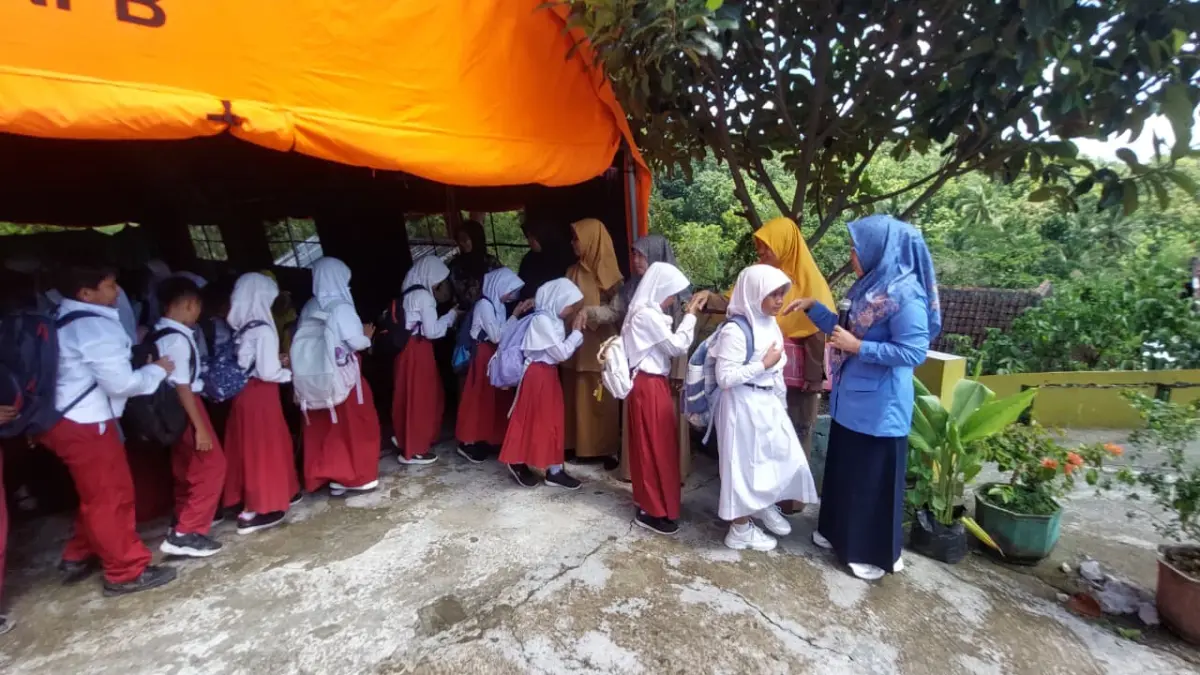 PULANG: Siswa SDN Kokap bersalaman dengan guru untuk berpamitan pulang - ANOM BAGASKORO/RADAR JOGJA