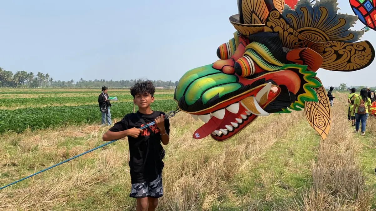 SAFETY: Peserta festival layang-layang mencoba menerbangkan layang-layang tipe train dragon - ANOM BAGASKORO/RADAR JOGJA