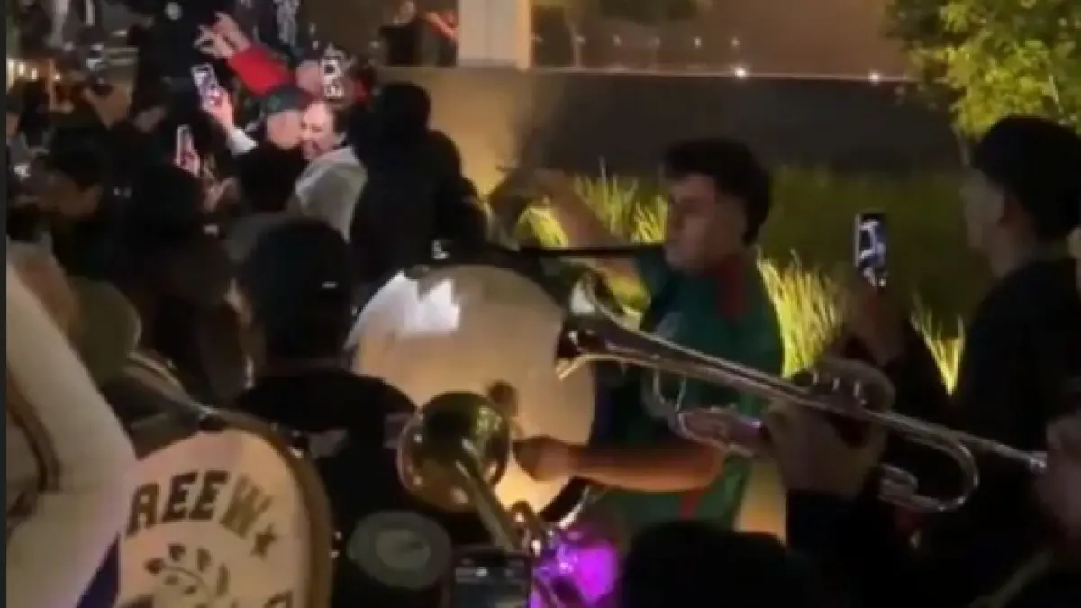 Suasane suporter Meksiko dengan peralatan drup hingga kembang api di dekat hotel para pemain Inggris.