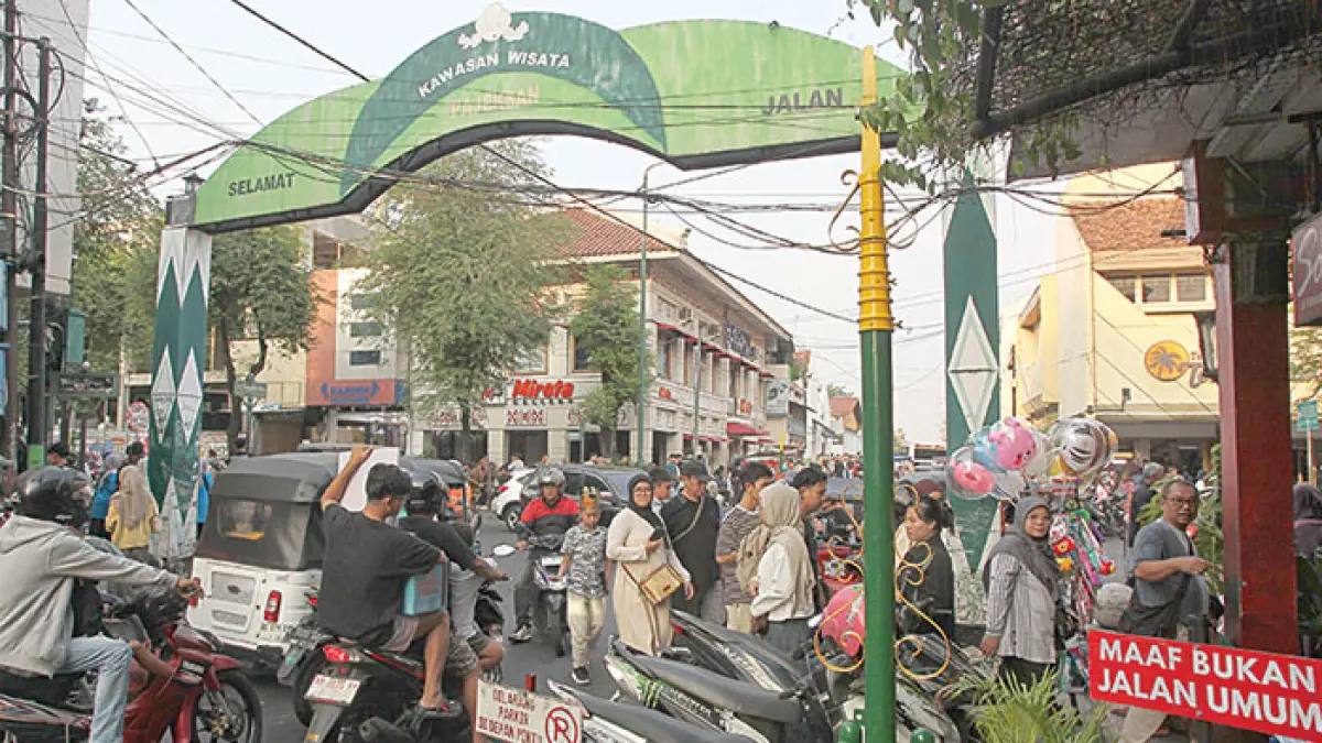 Portal berwarna hijau dan kuning terpasang di Jalan Pajeksan, salah satu jalan sirip kawasan Malioboro, Kota Jogja, Minggu (5/7/2026). Portal tersebut bukan penghalang permanen, melainkan bagian dari sistem manajemen akses dalam penerapan kawasan Malioboro sebagai kawasan full pedestrian. Guntur Aga Tirtana/Radar Jogja