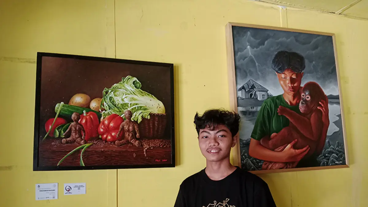 DIAPRESIASI: Mikail dengan lukisan yang membuatnya bisa diterima di FSRD ITB melalui jalur SNBP 2026. Bahkan rektor datang ke rumahnya. (Delima Purnamasari/Radar Jogja)