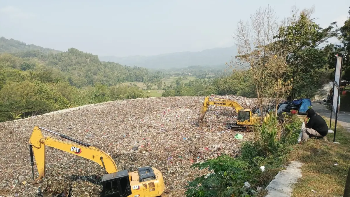 Dua alat sedang berperasi untuk penataan zona aktif sampah di Tempat Pembuangan Akhir (TPA) Kaligending. (M Hafied/Radar Jogja)