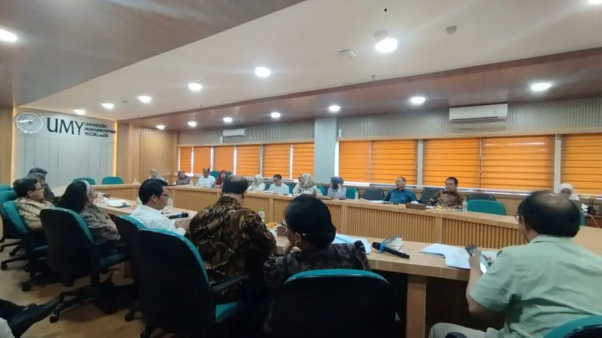 FORUM DISKUSI: Wakil Ketua Komisi X DPR RI My Esti Wijayanti membahas beberapa keluhan yang dialami perguruan tinggi swasta di UMY Senin (6/7). (Cintia&nbsp;Yuliani/Radar Jogja)