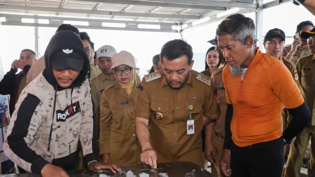 Gubernur Jateng Ahmad Luthfi meninjau langsung panen raya udang vaname di Kawasan Industri Wijayakusuma (KIW) Kota Semarang pada Senin (6/7/2026). 