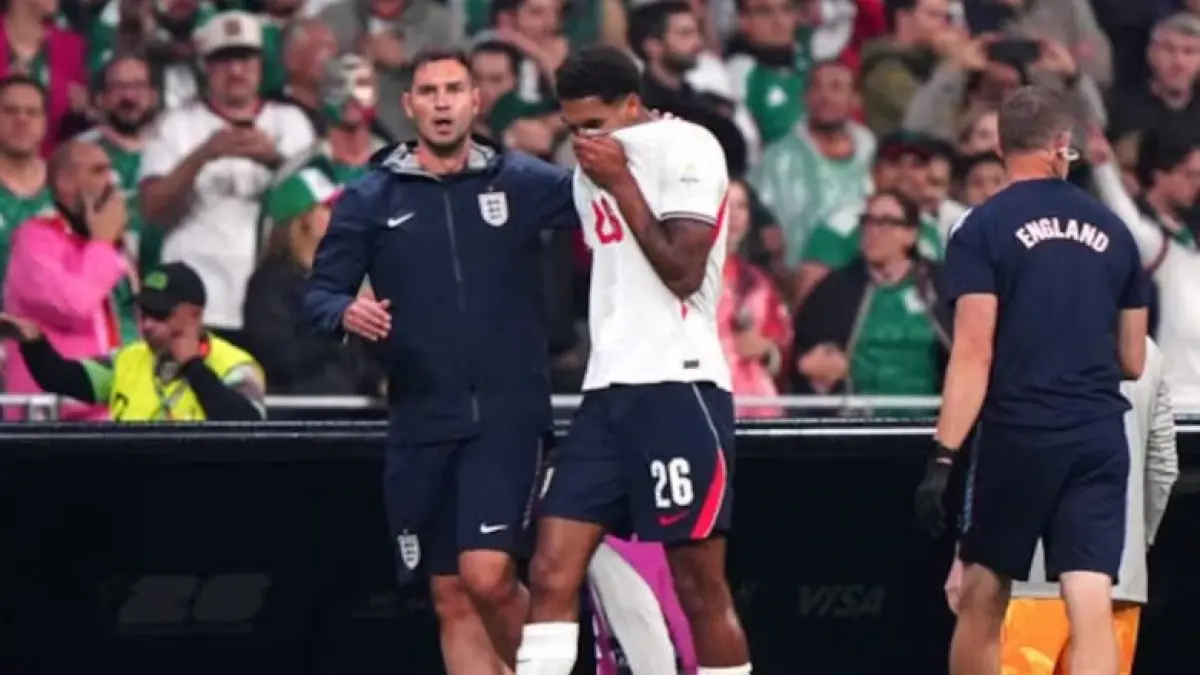 Jarell Quansah saat keluar lapangan akibat kartu merah yang diterima