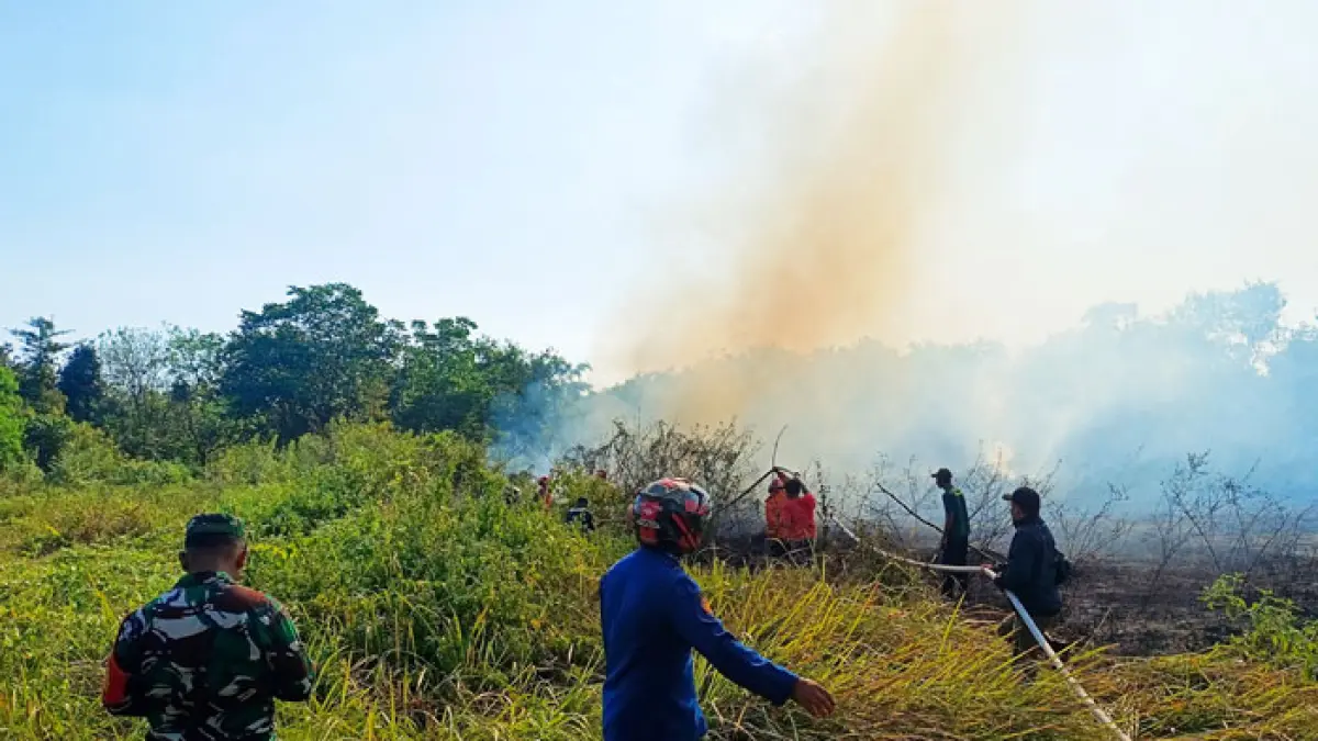 KALI KEDUA: Petugas pemadam kebakaran berupaya memadamkan api yang membakar lahan seluas sekitar 8,5 hektare di wilayah Trihanggo, Kapanewon Gamping, Sleman, Senin (6/7/2026). (Guntur Aga Tirtana/Radar Jogja)