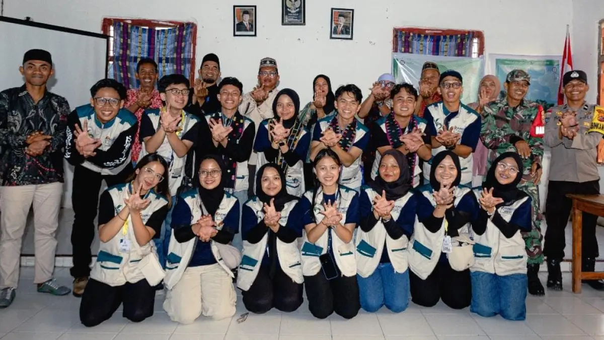 Mahasiswa KKN-PPM UGM Menyapa Komodo 2026 bersama warga dan tokoh Desa Warloka Pesisir dan Desa Golo Mori, Kecamatan Komodo, Kabupaten Manggarai Barat, Nusa Tenggara Timur (NTT), pada Jumat (20/6/2026). (Foto: Dok. KKN-PPM UGM Menyapa Komodo) 