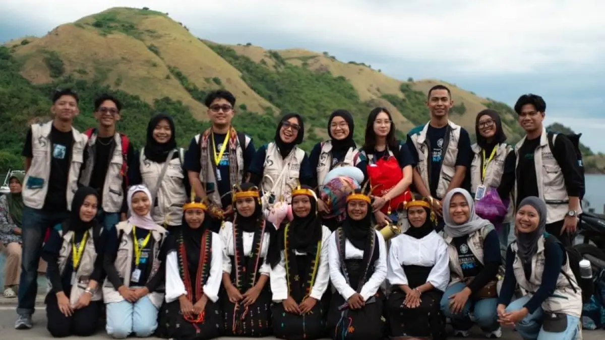 Mahasiswa KKN-PPM UGM Menyapa Komodo 2026 bersama warga dan tokoh Desa Warloka Pesisir, Kecamatan Komodo, Kabupaten Manggarai Barat, Nusa Tenggara Timur (NTT), pada Jumat (20/6/2026). (Foto: Dok. KKN-PPM UGM Menyapa Komodo)