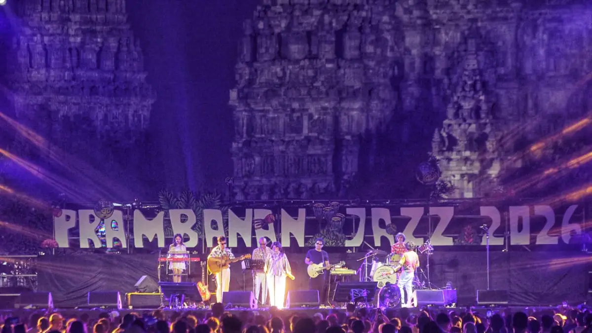 Penampilan White Shoes & The Couples Company memeriahkan Prambanan Jazz Festival 2026 yang mengusung tema "Celebrate The Joy" di kompleks Candi Prambanan, Sleman, Sabtu (4/7). Foto: Guntur Aga Tirtana/Radar Jogja