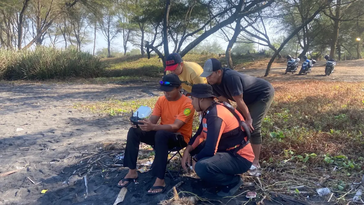 Personel SAR Gabungan sedang mencari korban di dekat tempat kejadian menggunakan drone Senin (6/7) - Cintia Yuliani/Radar Jogja
