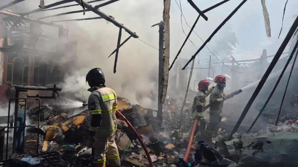 Petugas pemadam kebakaran berupaya memadamkam api di gudang rongsok di Dusun Jambu, Tempurejo, Tempuran, Senin (6/7).