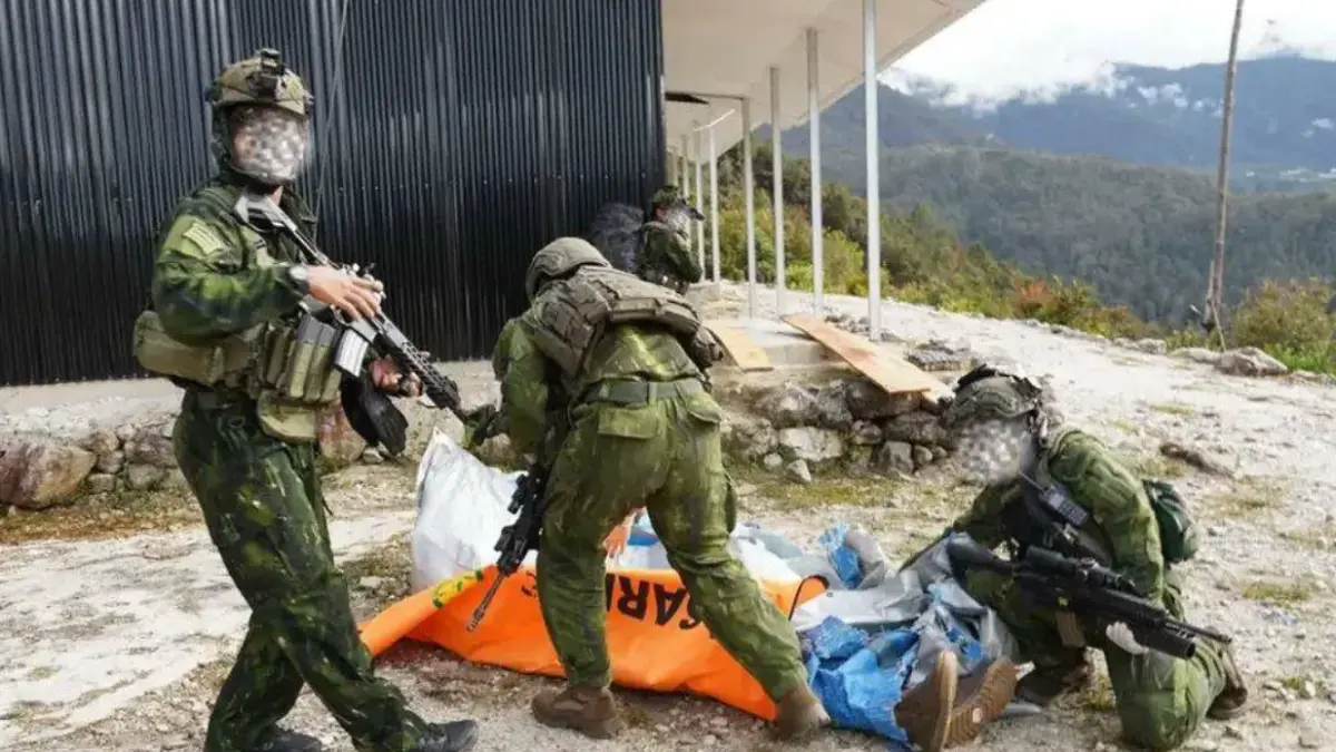 Proses evakuasi jenazah Nicholas F Goselin, pilot AS yang tewas akibat serangan KKB di Papua. (X/Mossad Commentary)