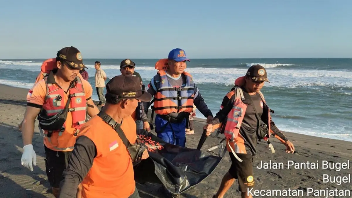PROSES EVAKUASI: Tim SAR Gabungan telah menemukan korban laka laut di Pantai Bugel, Kulon Progo Senin (6/7) pukul 16.20. Dokumentasi SAR DIY