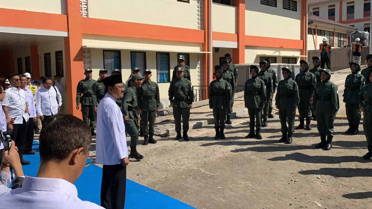 SAMBUTAN: Menteri Sosial RI mendapat sambutan dari siswa sekolah rakyat dengan yel-yel ala militer. (ANOM BAGASKORO/RADAR JOGJA)
