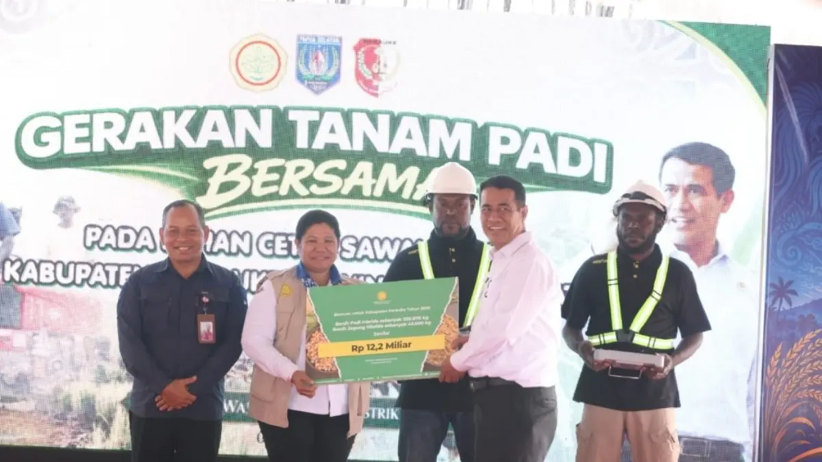 SIMBOLIS: Mentan Amran Sulaiman menyerahkan bantuan pertanian saat menghadiri kegiatan gerakan tanam di lahan oplah dan CSR Kampung Waninggap Kai, Distrik Semangga, Kabupaten Merauke, Provinsi Papua Selatan, Sabtu (4/7/2026). (ISTIMEWA)