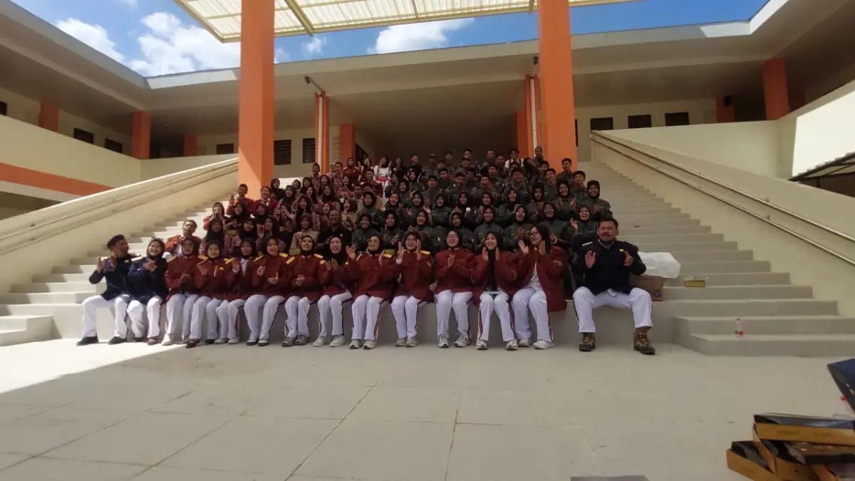 SWAFOTO: Siswa Sekolah Rakyat DIY melakukan foto bersama di gedung baru. (ANOM BAGASKORO/RADAR JOGJA)