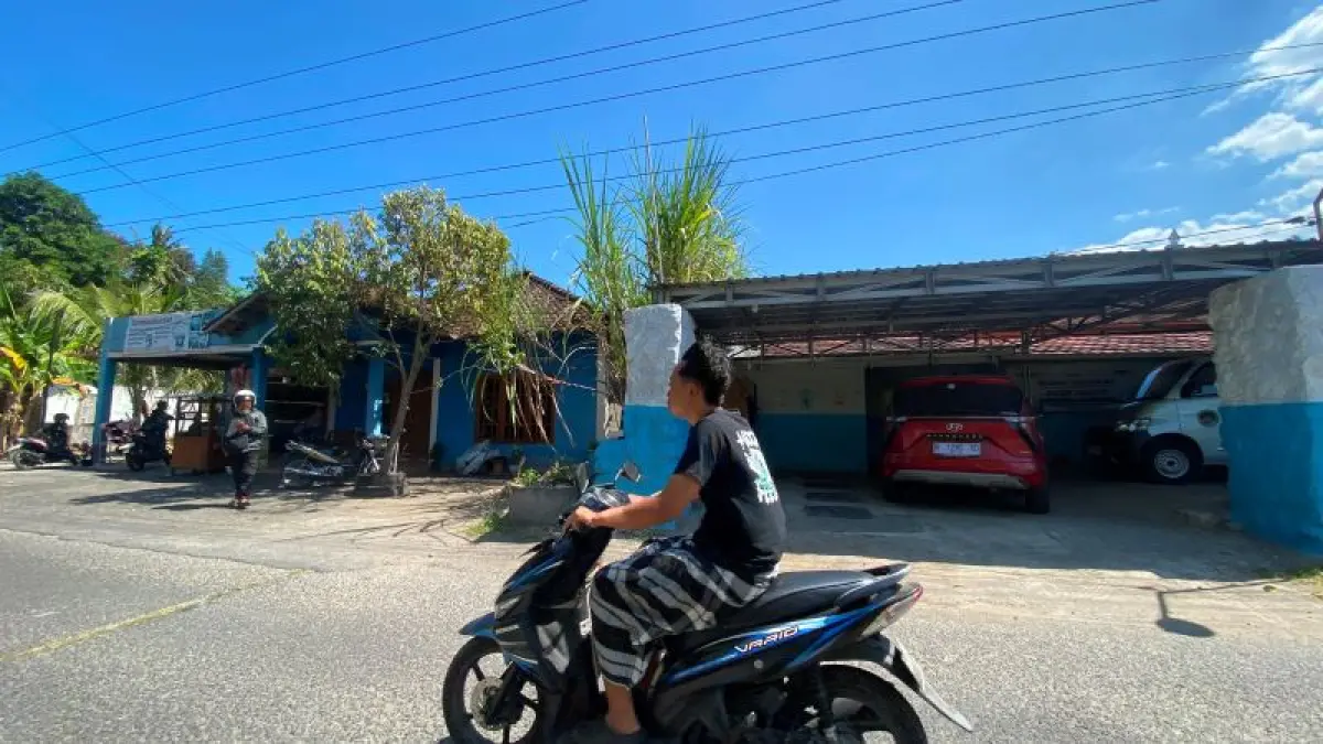 TAMPAK DEPAN: Rumah Pranomo berada di samping SPPG Wonodoro, Mulyodadi, Bambanglipuro. Limbah dari SPPG disebut membuat air sumur tercemar. (Cintia&nbsp;Yuliani/Radar Jogja)