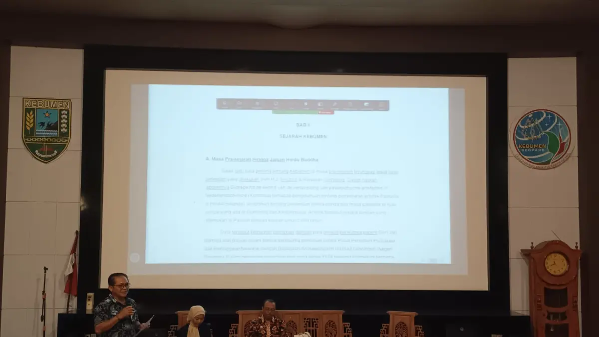Tokoh dan praktisi sejarah ikut terlibat dalam forum diskusi di Dinas Kearsipan dan Perpustakaan Daerah (Disarpus) Kebumen fokus membahas penyusunan arsip Citra Daerah. (M Hafied/Radar Jogja)