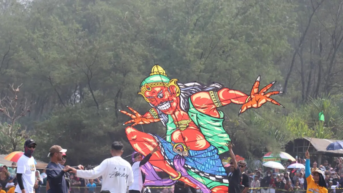 Wakil Bupati Purworejo Dion Agasi Setiabudi menyaksikan langsung Festival Layang-Layang Tingkat Nasional di Pantai Ketawang, Kecamatan Grabag. (Dokumentasi Prokopim Purworejo)