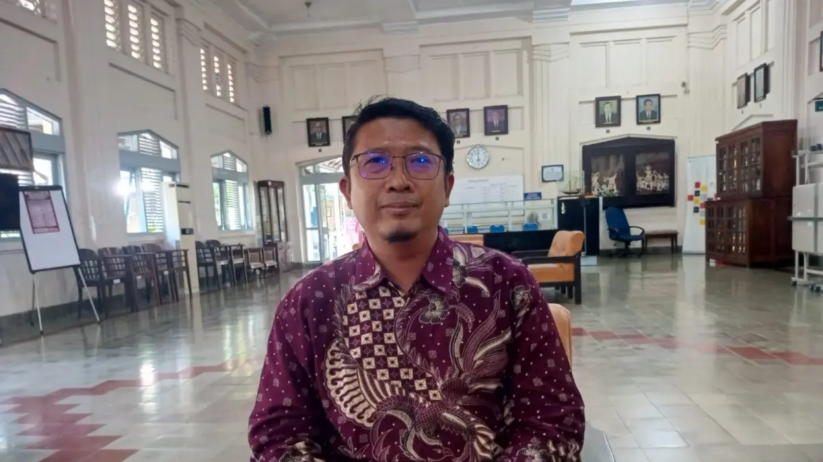 Wakil Kepala Bidang Kesiswaan SMA Negeri 3 Jogjakarta Dadang Triatmoko sedang memberikan keterangan kepada wartawan - Yusuf Bastiar/Radar Jogja