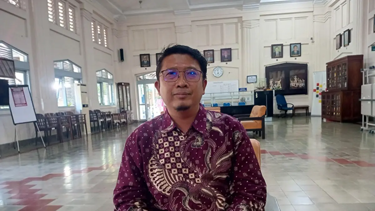 Wakil Kepala Bidang Kesiswaan SMAN 3 Jogja Dadang Triatmoko sedang memberikan keterangan kepada wartawan. (Foto: Yusuf Bastiar/Radar Jogja)