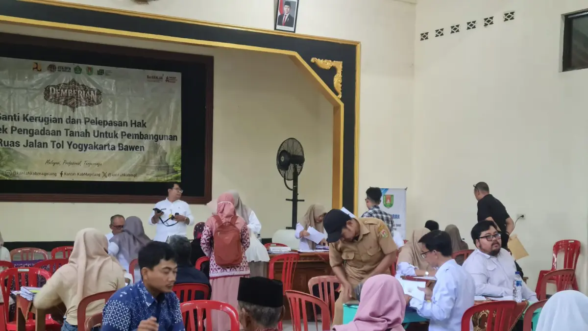 ANTRE: Warga terdampak proyek Tol Jogja-Bawen mulai menerima uang ganti kerugian di Balai Desa Banyusari, Selasa (7/7/2026). (Foto: NAILA NIHAYAH/RADAR JOGJA)